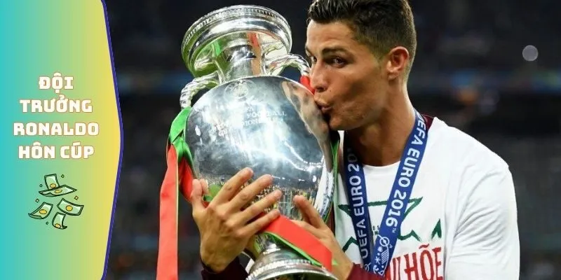 Đội trưởng Ronaldo hôn lên cúp Euro