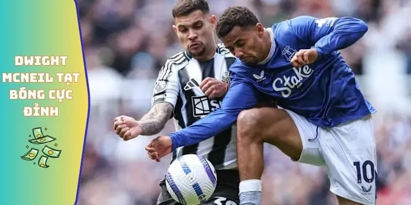 Dwight McNeil tạt bóng cực đỉnh