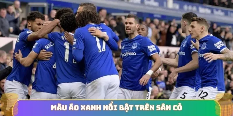 Màu áo xanh nổi bật trên sân cỏ
