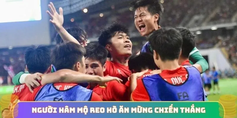 Người hâm mộ reo hò ăn mừng chiến thắng