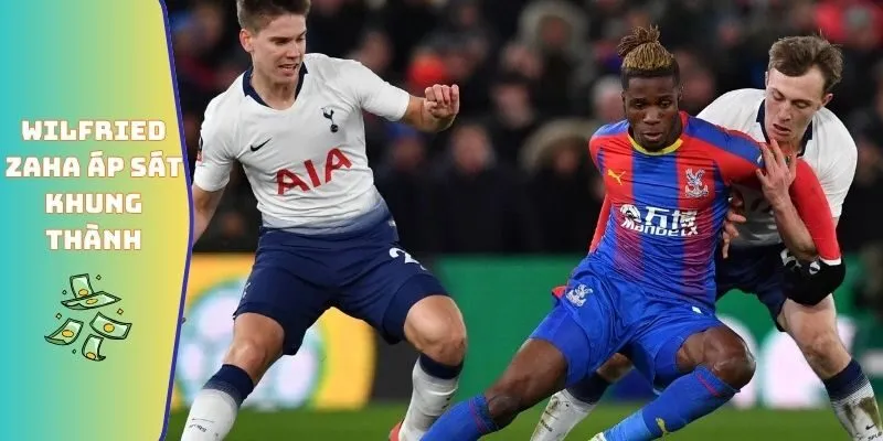 Wilfried Zaha  áp sát khung thành